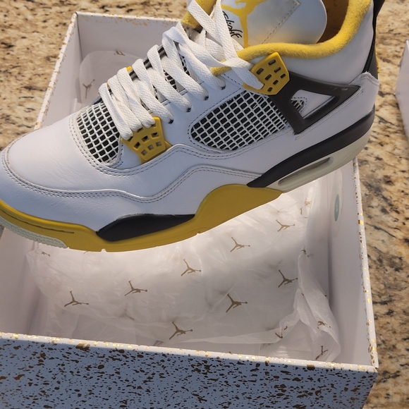 Jordan Air 4 Retro in White and Coconut Milk Men Size 10.5 - Picture 4 of 7